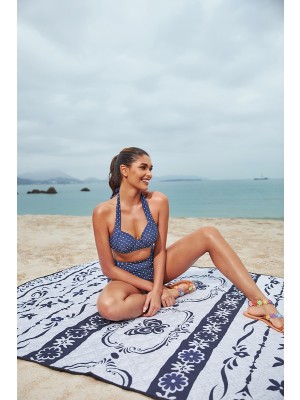Marineblaues Strandtuch mit geometrischen Mustern im Ethno-Stil
