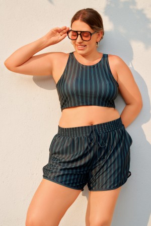 Tiefgrün gestreiftes Plus-Size Bikini-Set mit breiten Trägern und sportlichem Stil – Top und Boyshorts