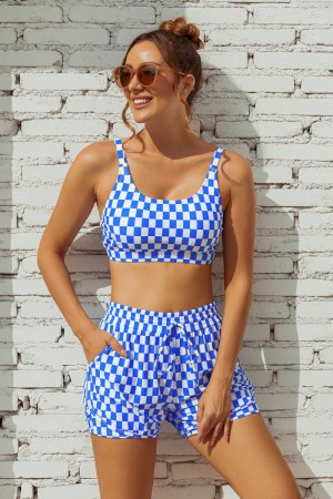 Blau-weißes quadratisches Gitter mit eckigem Ausschnitt und breiten Trägern, sportliches Bikini-Oberteil und HighWaist-Boy-Shorts